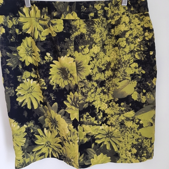 Michael Kors Black Floral skirt - Picture 3 of 6